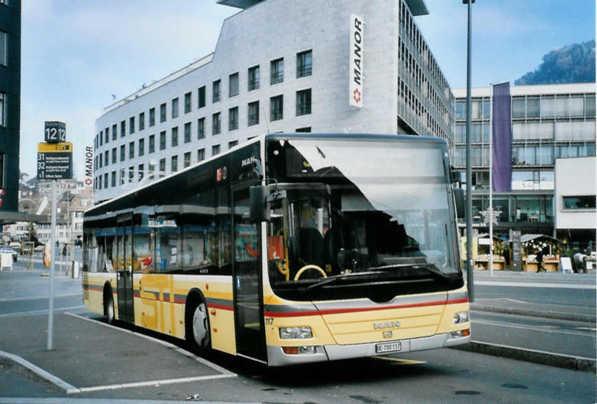 (102'009) - STI Thun - Nr. 117/BE 700'117 - MAN am 20. Dezember 2007 beim Bahnhof Thun