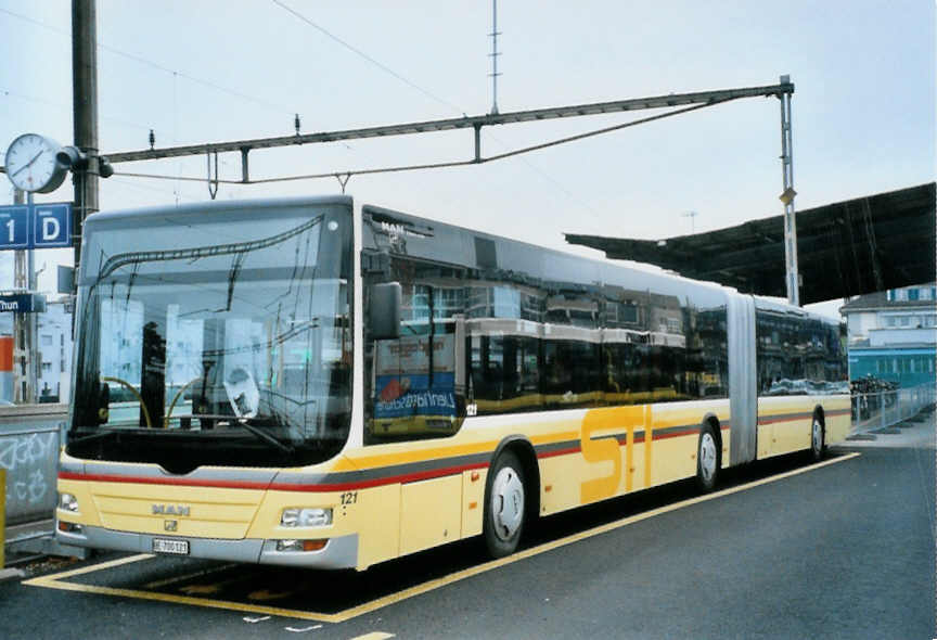 (102'012) - STI Thun - Nr. 121/BE 700'121 - MAN am 21. Dezember 2007 beim Bahnhof Thun (prov. Haltestelle)