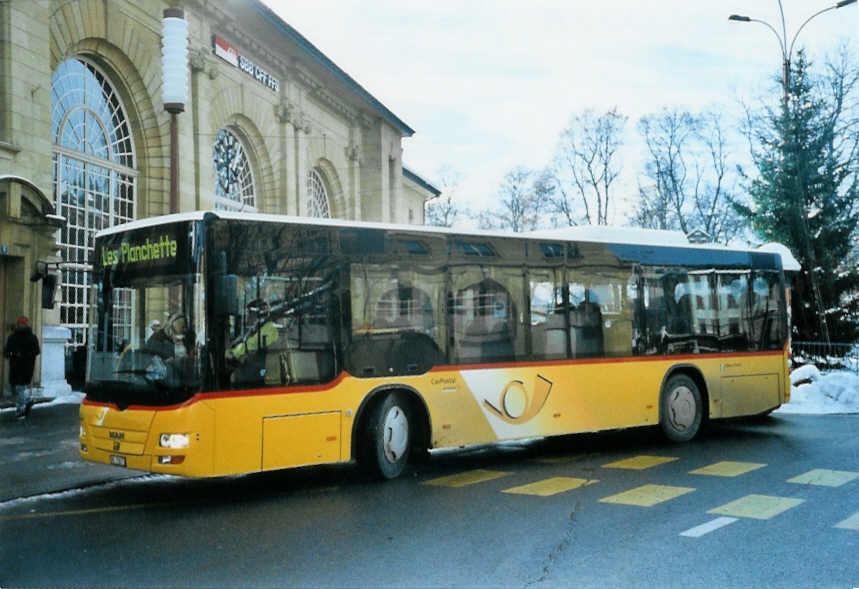 (102'127) - CarPostal Ouest - NE 73'677 - MAN am 22. Dezember 2007 beim Bahnhof La Chaux-de-Fonds