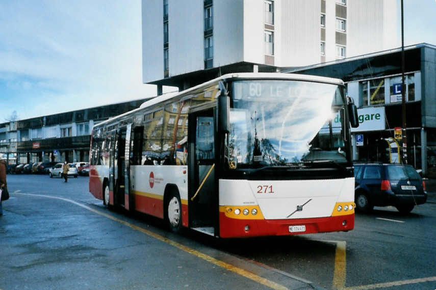 (102'133) - VR La Chaux-de-Fonds - Nr. 271/NE 114'471 - Volvo am 22. Dezember 2007 beim Bahnhof La Chaux-de-Fonds