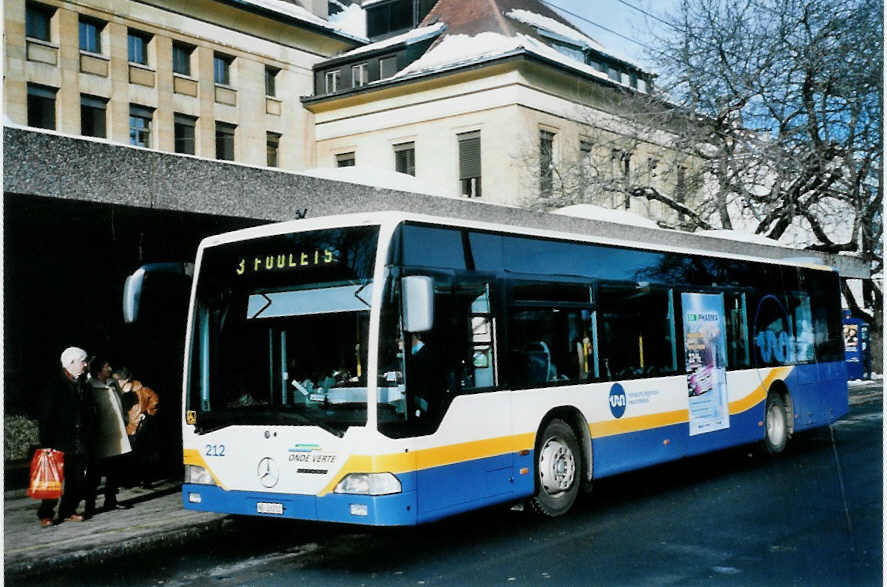 (102'135) - TC La Chaux-de-Fonds - Nr. 212/NE 26'212 - Mercedes am 22. Dezember 2007 beim Bahnhof La Chaux-de-Fonds