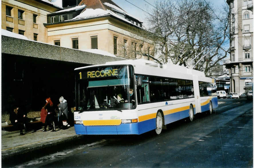 (102'202) - TC La Chaux-de-Fonds - Nr. 124 - NAW/Hess Gelenktrolleybus am 22. Dezember 2007 beim Bahnhof La Chaux-de-Fonds