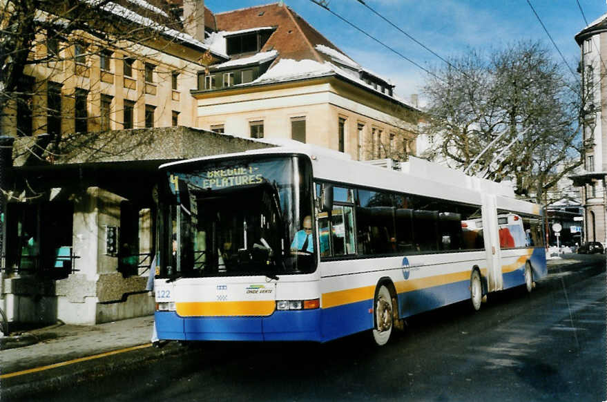 (102'210) - TC La Chaux-de-Fonds - Nr. 122 - NAW/Hess Gelenktrolleybus am 22. Dezember 2007 beim Bahnhof La Chaux-de-Fonds