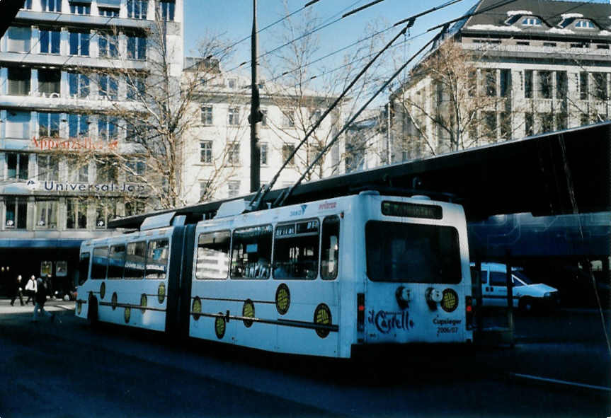 (102'607) - VBSG St. Gallen - Nr. 165 - NAW/Hess Gelenktrolleybus am 29. Dezember 2007 beim Bahnhof St. Gallen