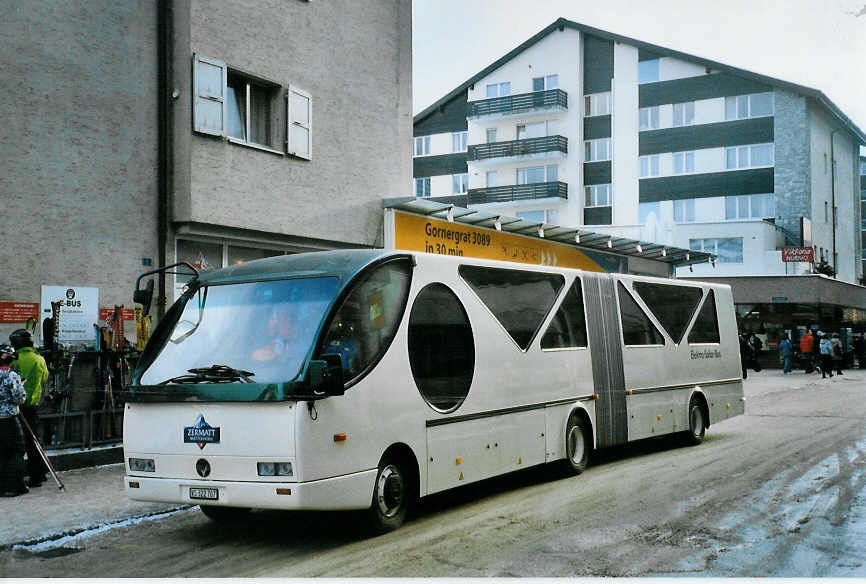 (102'725) - OBZ Zermatt - VS 322'707 - Vetter (ex Sturm, D-Daaden; ex Dekra-Akademie, D-Stuttgart) am 30. Dezember 2007 beim Bahnhof Zermatt