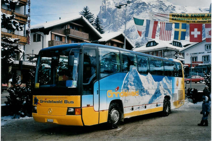 (102'912) - AVG Grindelwald - Nr. 28/BE 476'483 - Mercedes am 2. Januar 2008 beim Bahnhof Grindelwald