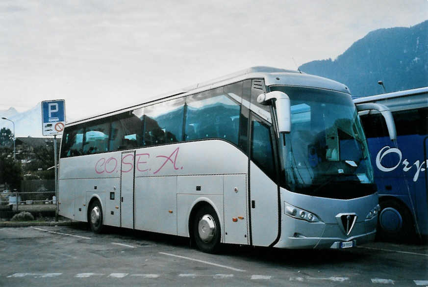 (102'922) - Aus Italien: CO.SE.A - DH-993 DF - Volvo/Noge am 2. Januar 2008 beim Bahnhof Interlaken West