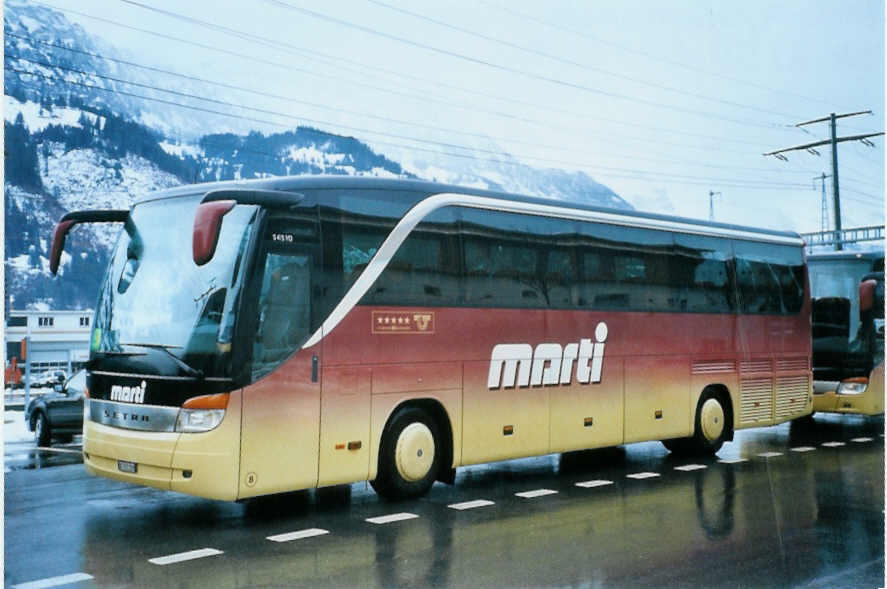 (103'015) - Marti, Kallnach - Nr. 8/BE 572'208 - Setra am 6. Januar 2008 beim Bahnhof Frutigen