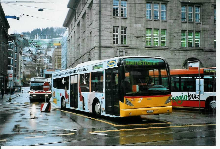 (103'322) - Casutt, Gossau - SG 289'531 - Van Hool am 7. Januar 2008 beim Bahnhof St. Gallen