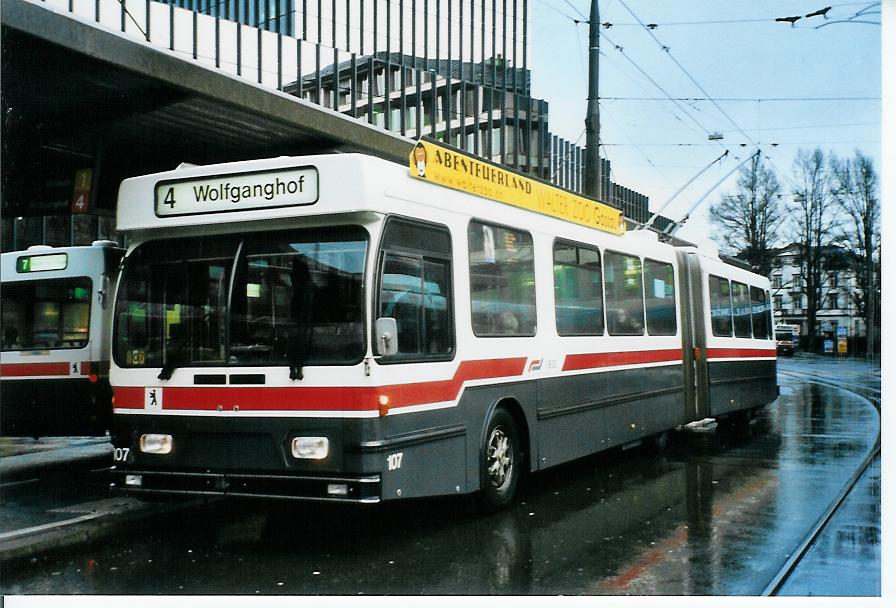 (103'331) - VBSG St. Gallen - Nr. 107 - Saurer/Hess Gelenktrolleybus am 7. Januar 2008 beim Bahnhof St. Gallen