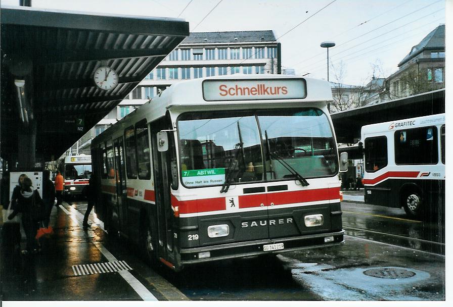 (103'409) - VBSG St. Gallen - Nr. 219/SG 141'219 - Saurer/Hess am 7. Januar 2008 beim Bahnhof St. Gallen