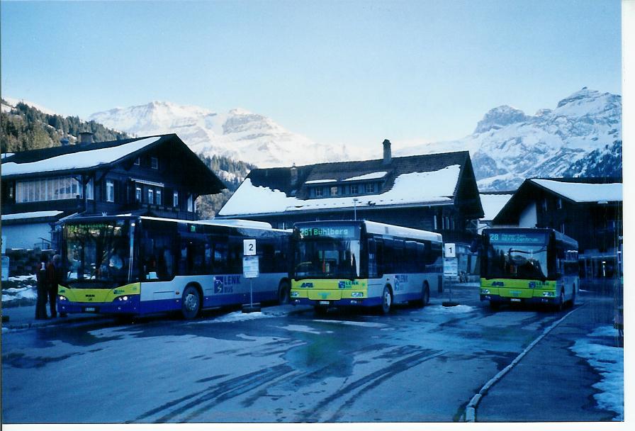 (103'709) - AFA Adelboden - Nr. 54/BE 611'056 - Neoplan (ex VBZ Zrich Nr. 243) + Nr. 55/BE 611'055 + 56/BE 611'030 - MAN/Gppel am 21. Januar 2008 beim Bahnhof Lenk