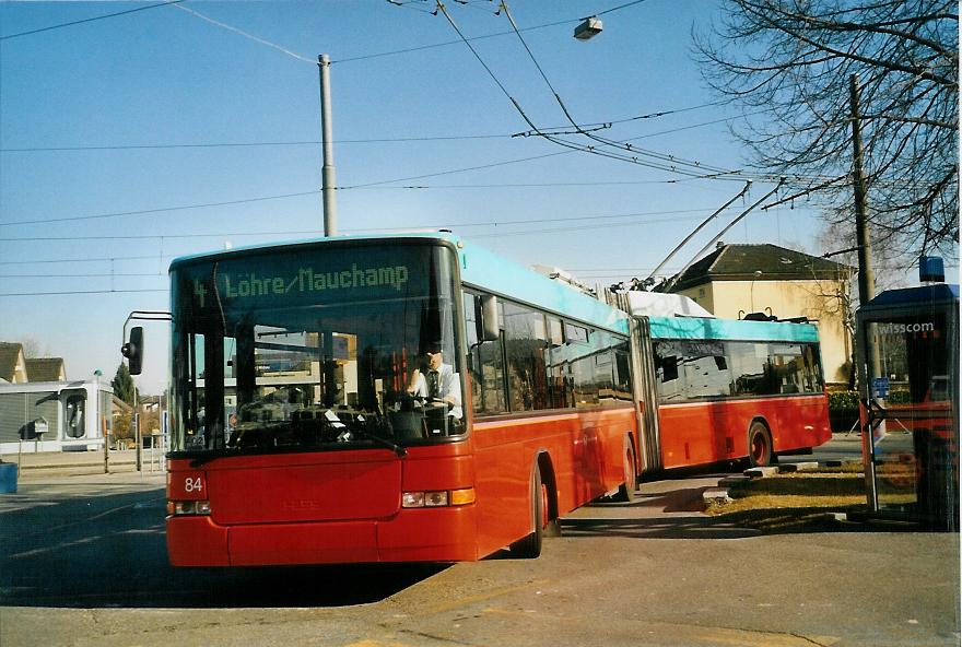 (104'221) - VB Biel - Nr. 84 - NAW/Hess Gelenktrolleybus am 16. Februar 2008 beim Bahnhof Nidau