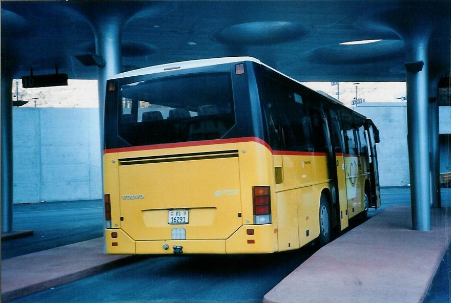 (104'311) - Bumann, Ausserberg - Nr. 8/VS 16'291 - Volvo am 17. Februar 2008 beim Bahnhof Visp