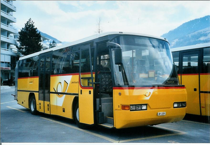 (105'008) - Fontana, Ilanz - Nr. 9/GR 2259 - Neoplan am 9. Mrz 2008 beim Bahnhof Ilanz