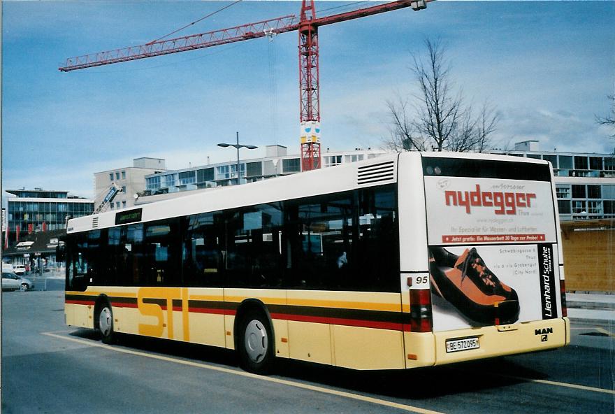 (105'032) - STI Thun - Nr. 95/BE 572'095 - MAN am 13. Mrz 2008 beim Bahnhof Thun (prov. Haltestelle)