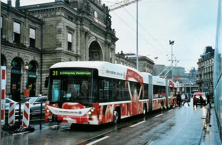 (105'502) - VBZ Zrich - Nr. 63 - Hess/Hess Doppelgelenktrolleybus am 17. Mrz 2008 beim Bahnhof Zrich