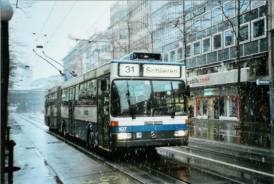 (105'803) - VBZ Zrich - Nr. 107 - Mercedes Gelenktrolleybus am 23. Mrz 2008 in Zrich, Lwenplatz