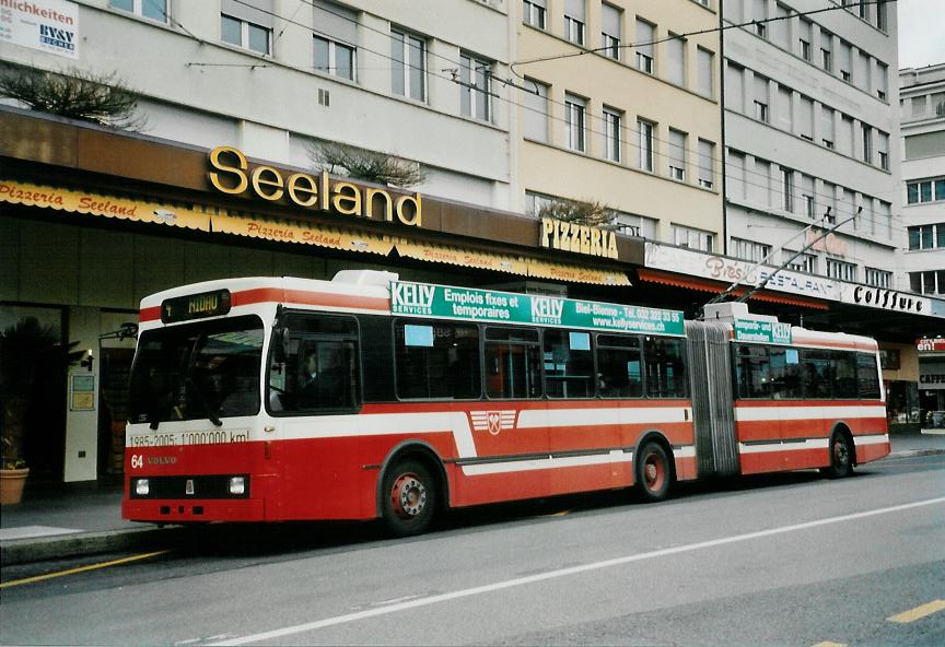 (106'434) - VB Biel - Nr. 64 - Volvo/R&J Gelenktrolleybus am 14. April 2008 beim Bahnhof Biel