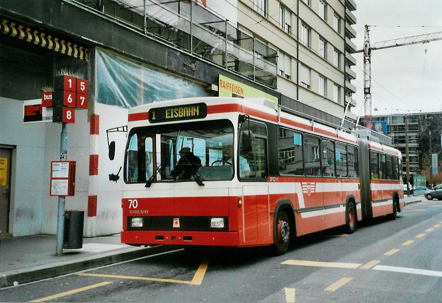 (106'506) - VB Biel - Nr. 70 - Volvo/R&J Gelenktrolleybus am 14. April 2008 beim Bahnhof Biel