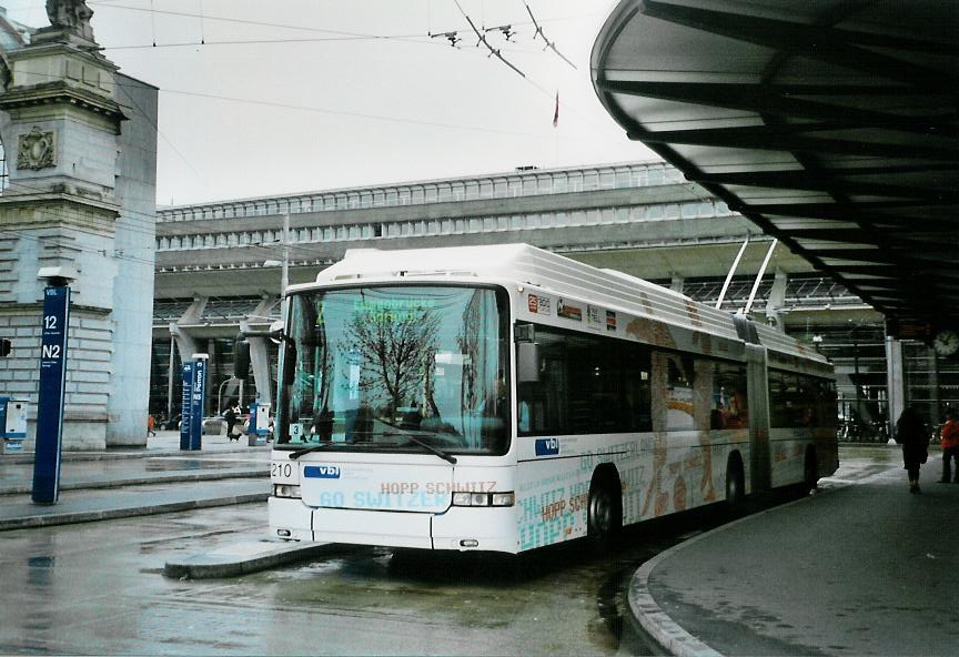 (106'514) - VBL Luzern - Nr. 210 - Hess/Hess Gelenktrolleybus am 15. April 2008 beim Bahnhof Luzern