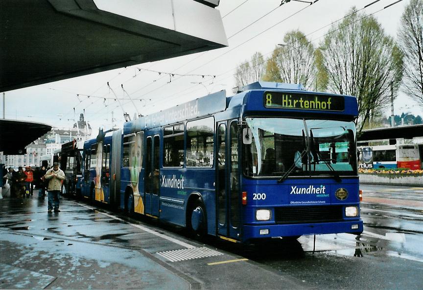 (106'522) - VBL Luzern - Nr. 200 - NAW/Hess Gelenktrolleybus am 15. April 2008 beim Bahnhof Luzern