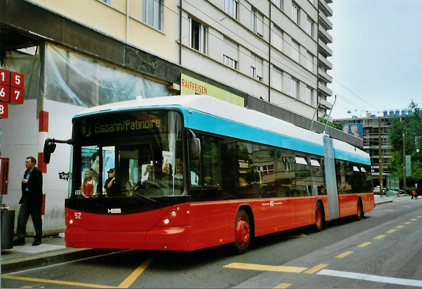 (107'729) - VB Biel - Nr. 52 - Hess/Hess Gelenktrolleybus am 1. Juni 2008 beim Bahnhof Biel