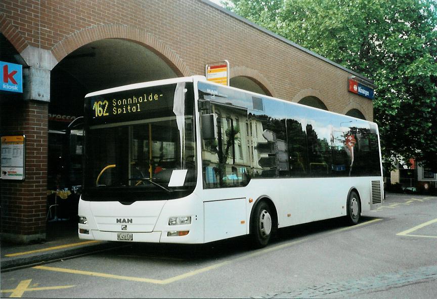 (107'807) - Lengacher, Mnsingen - Nr. 8/BE 416'538 - MAN am 8. Juni 2008 beim Bahnhof Mnsingen