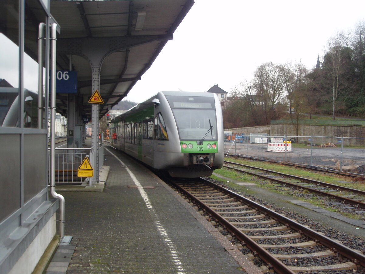 109 der Westerwaldbahn als RB 97 nach Daaden in Betzdorf (Sieg). 20.12.2024