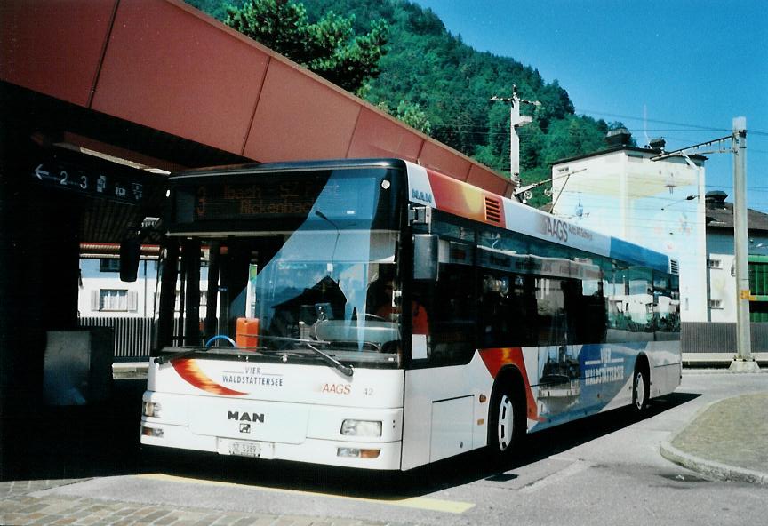 (109'303) - AAGS Schwyz - Nr. 42/SZ 5389 - MAN (ex Wegmller, Weggis) am 16. Juli 2008 beim Bahnhof Schwyz