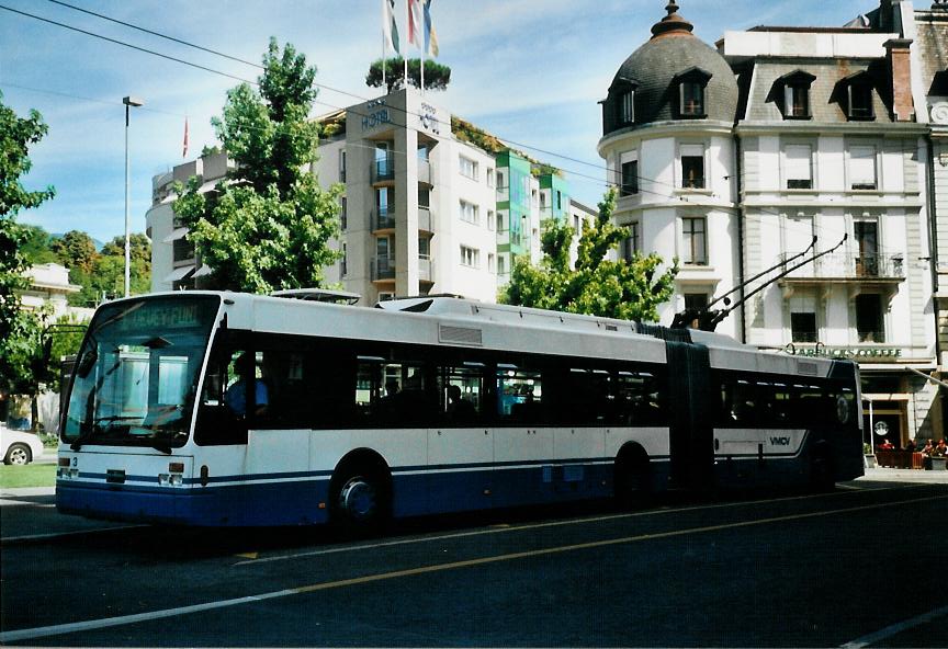 (110'127) - VMCV Clarens - Nr. 3 - Van Hool Gelenktrolleybus am 10. August 2008 beim Bahnhof Vevey