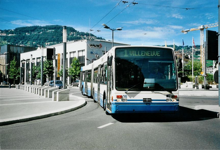 (110'203) - VMCV Clarens - Nr. 16 - Van Hool Gelenktrolleybus am 10. August 2008 beim Bahnhof Vevey