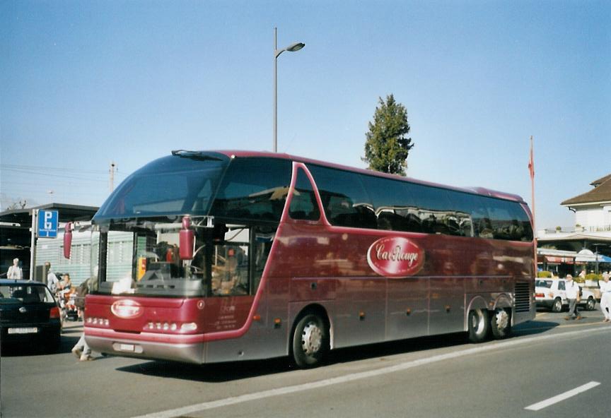 (110'522) - Car Rouge, Kerzers - Nr. 8/FR 300'608 - Neoplan am 30. August 2008 beim Bahnhof Thun