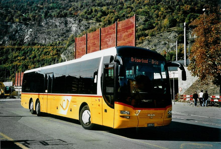 (111'429) - PostAuto Wallis - VS 243'892 - MAN am 12. Oktober 2008 beim Bahnhof Brig