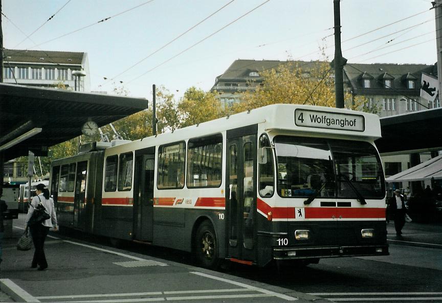 (111'532) - VBSG St. Gallen - Nr. 110 - Saurer/Hess Gelenktrolleybus am 13. Oktober 2008 beim Bahnhof St. Gallen