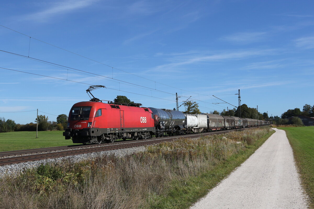 1116 062 mit einem gemischten Gterzug aus Salzburg kommend am 20. Oktober 2021 bei bersee am Chiemsee.