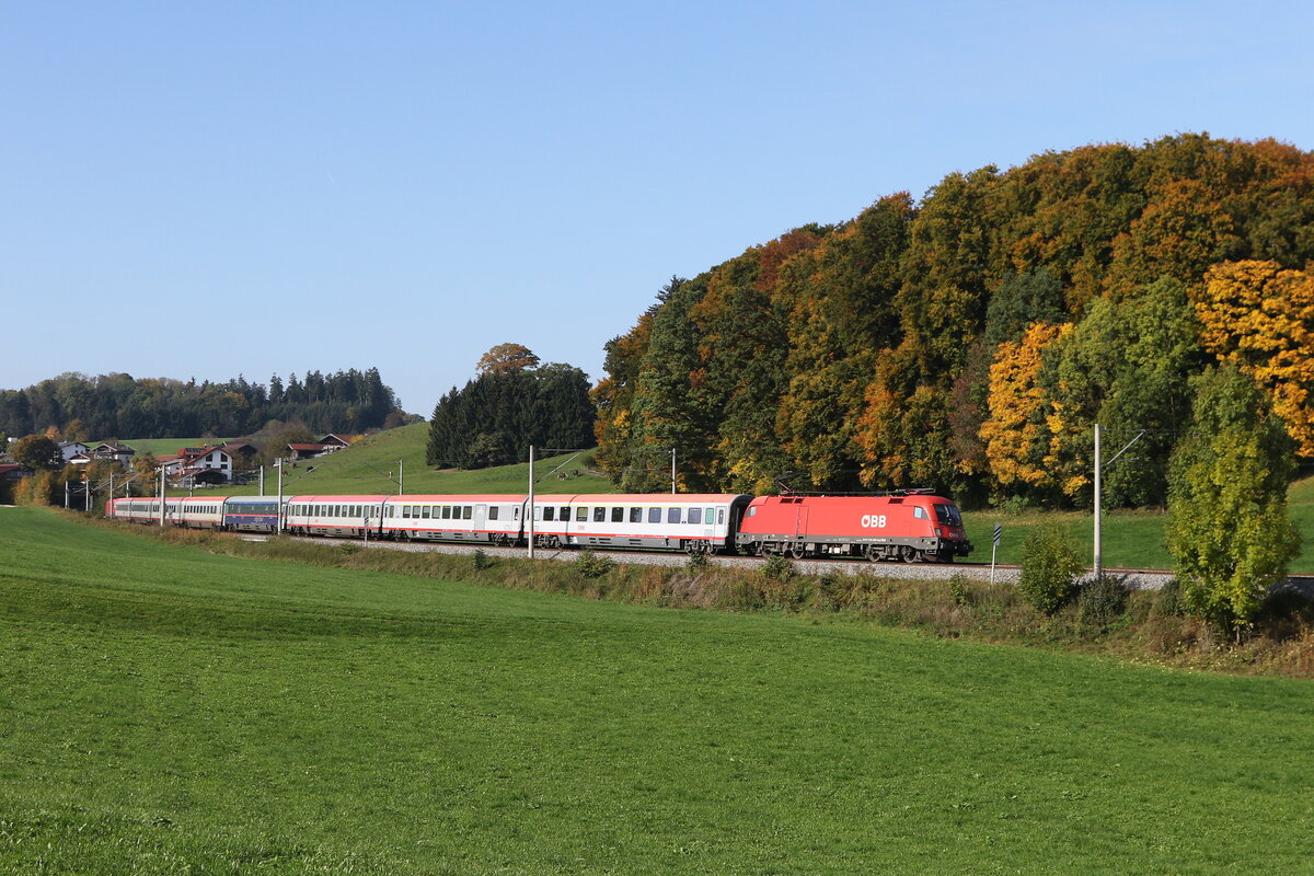 1116 082 mit einem  EC  aus Mnchen kommend am 15. Oktober 2025 bei Axdorf im Chiemgau.