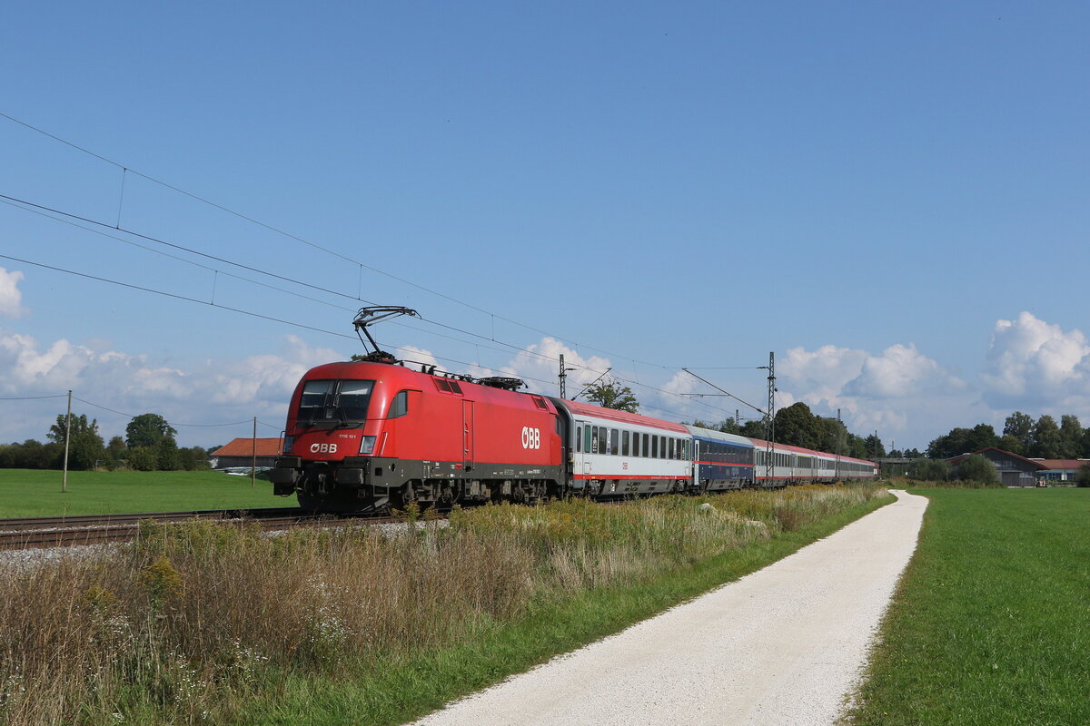 1116 101 schiebend an einem  EC  am 26. September 2021 bei bersee am Chiemsee.