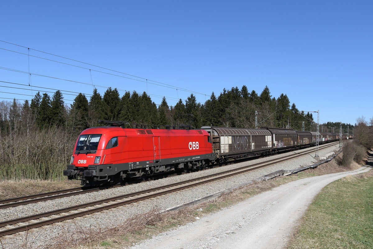 1116 148 mit Schiebewandwagen aus Salzburg kommend am 16. Mrz 2020 bei Grabensttt im Chiemgau.