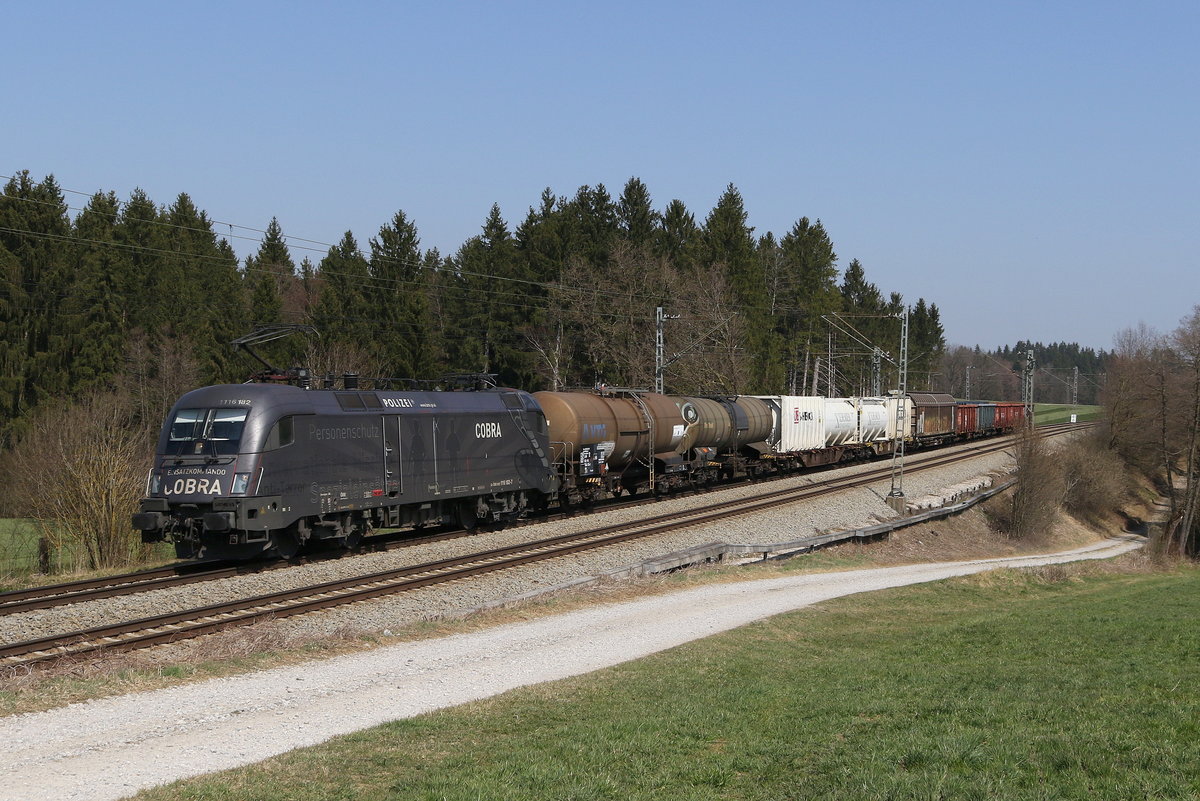 1116 182  COBRA  mit einem kurzen  Mischer  aus Salzburg kommend am 28. Mrz 2020 bei Grabensttt im Chiemgau.