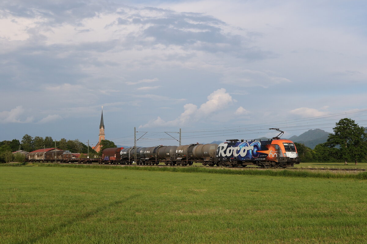 1116 199  ROCO  mit einem  Mischer  aus Salzburg kommend am 10. Juni 2021 bei bersee am Chiemsee.