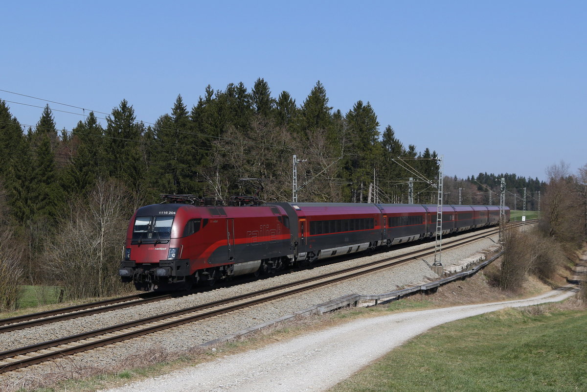 1116 204 aus Salzburg kommend am 2. April 2020 bei Grabensttt im Chiemgau.