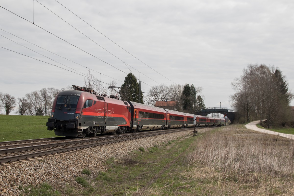 1116 207-2 mit einem Railjet am 12. April 2015 bei bersee auf dem Weg nach Mnchen.