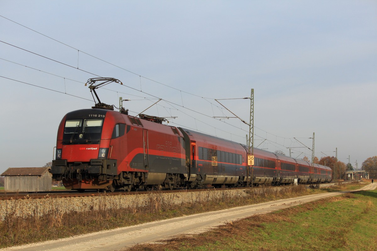 1116 213-0 schob am 18. November 2012 bei bersee einen  Railjet  in Richtung Salzburg.