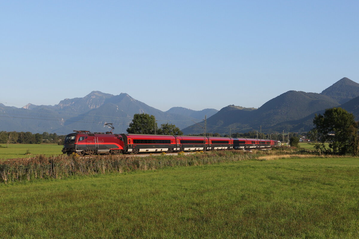 1116 215 aus Salzburg kommend am 2. September 2021 bei Bernau am Chiemsee.
