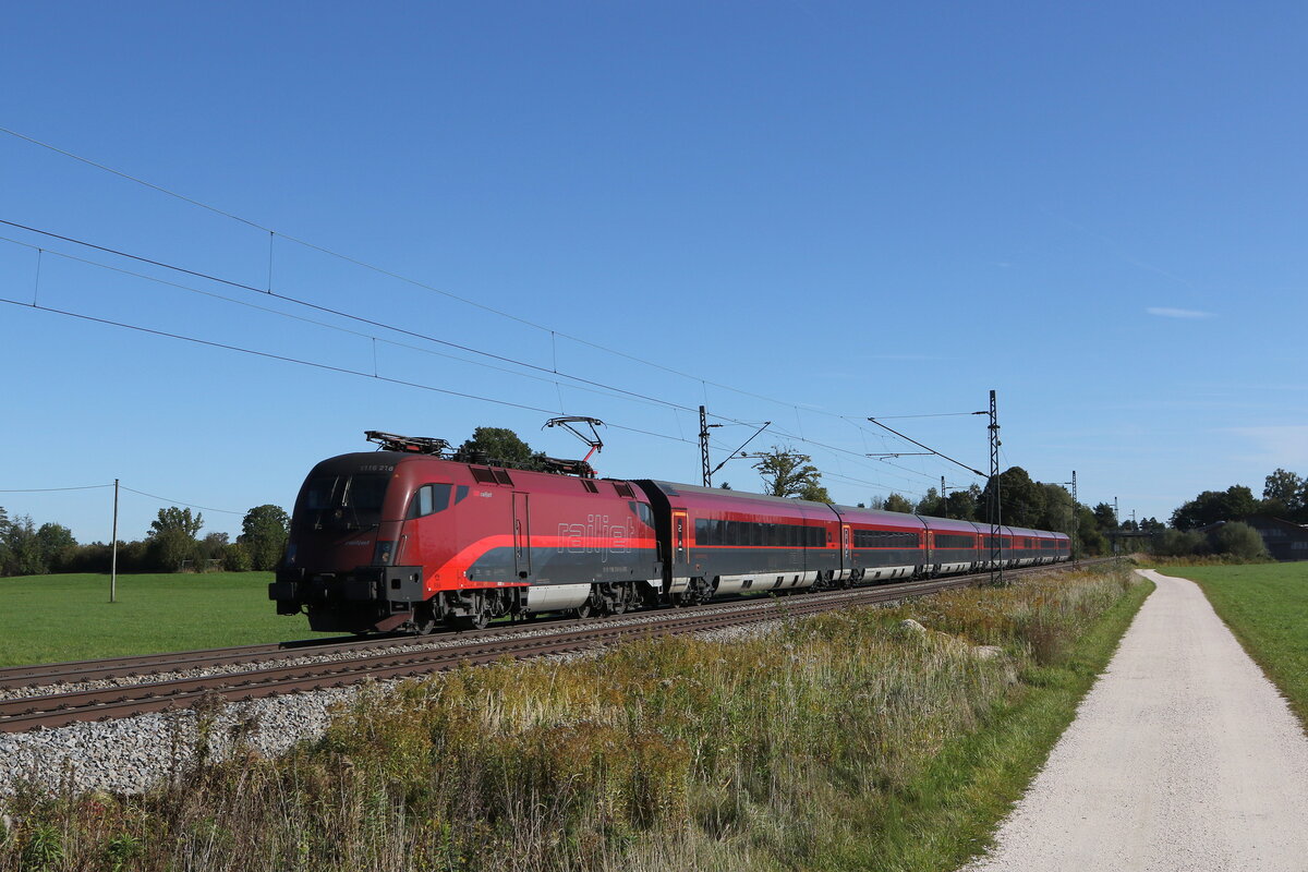 1116 218 auf dem Weg nach Mnchen am 15. Oktober 2021 bei bersee am Chiemsee.