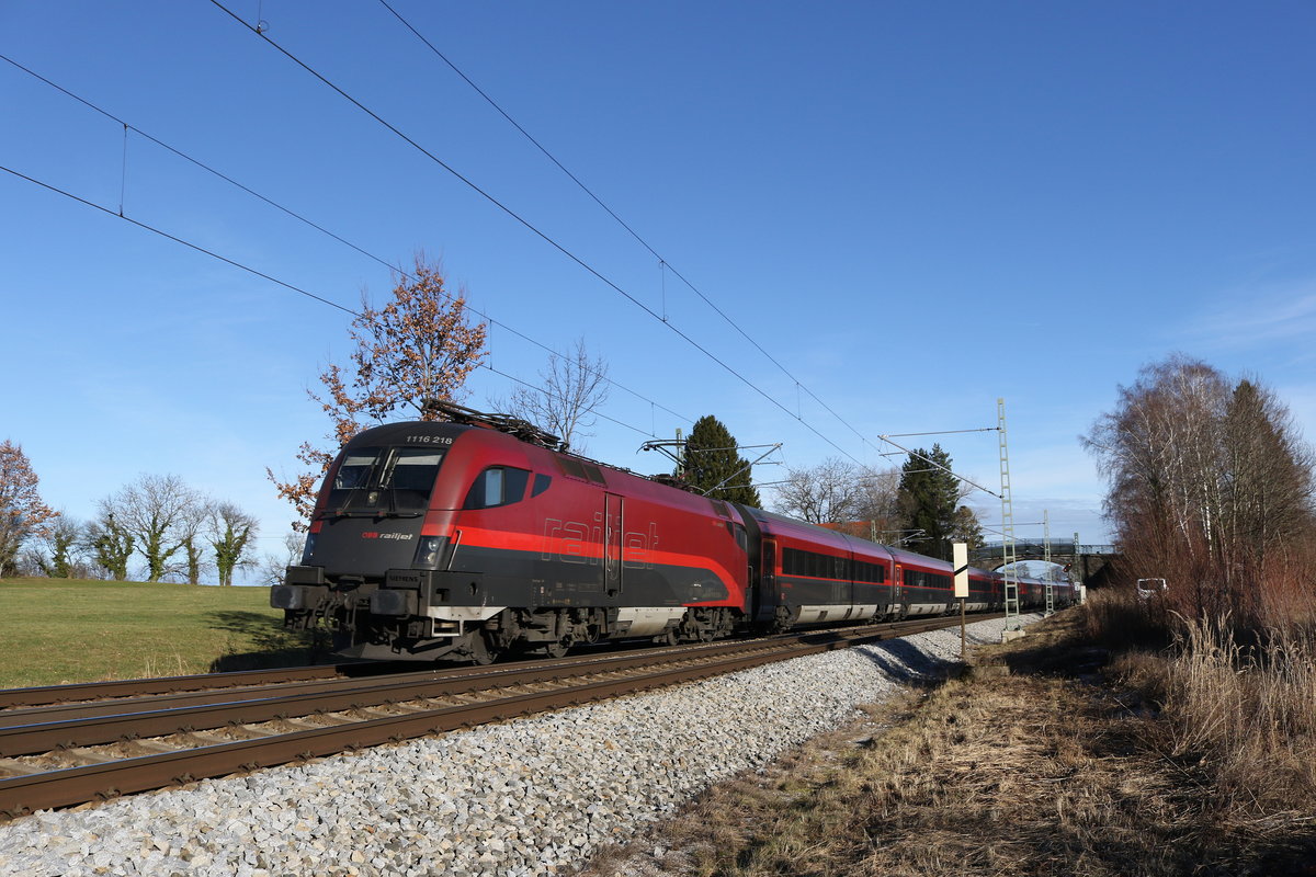 1116 218 aus Salzburg kommend bei bersee am Chiemsee. Dies ist unser letztes Bild im Jahr 2019. Wir wnschen Euch allen einen guten Rutsch und ein gutes Neues Jahr. 