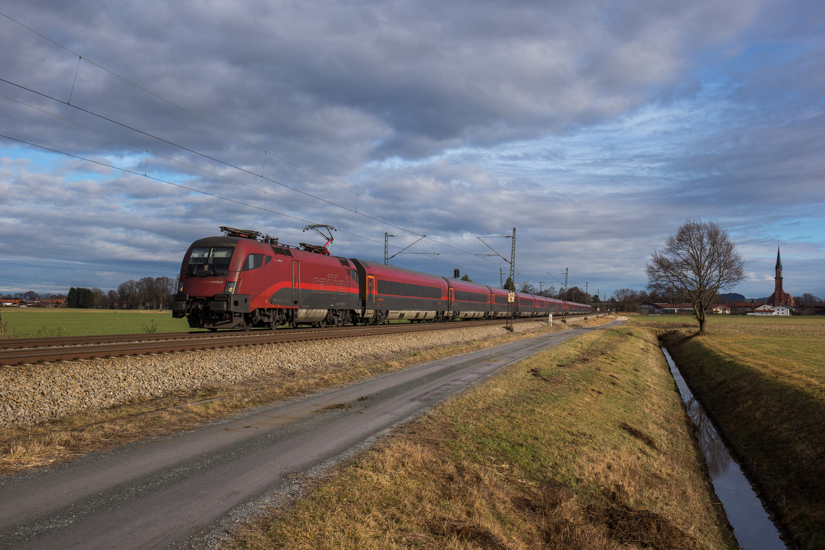 1116 219 aus Salzburg kommend am 26. Dezember 2016 bei bersee am Chiemsee.