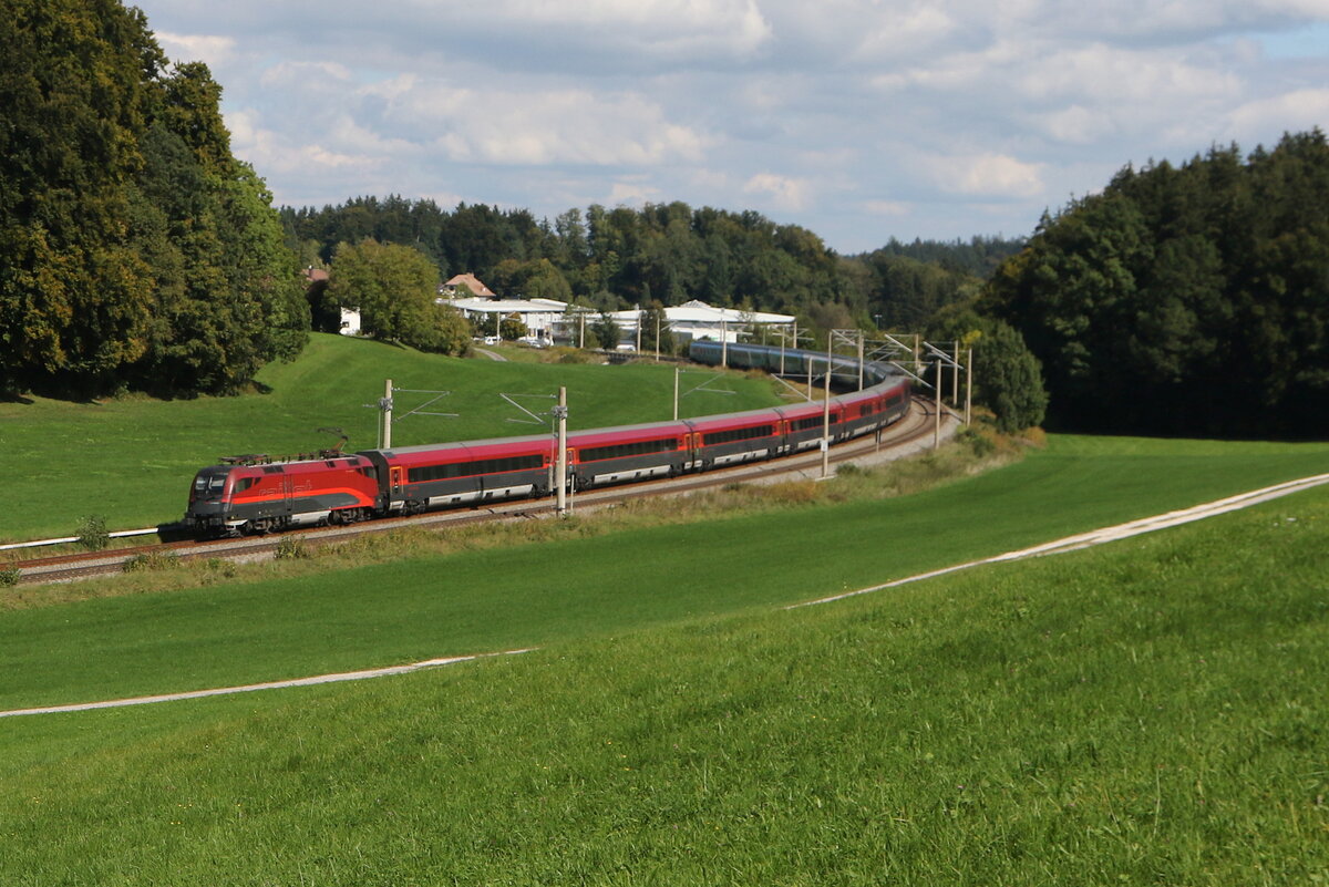 1116 221 aus Salzburg kommend am 1. Oktober 2025 bei Axdorf.