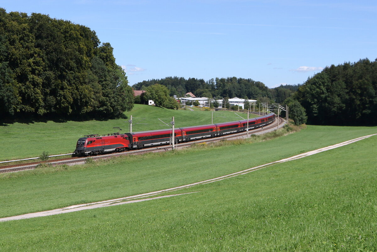 1116 223 war am 3. September 2025 bei Axdorf in Richtung Rosenheim unterwegs.